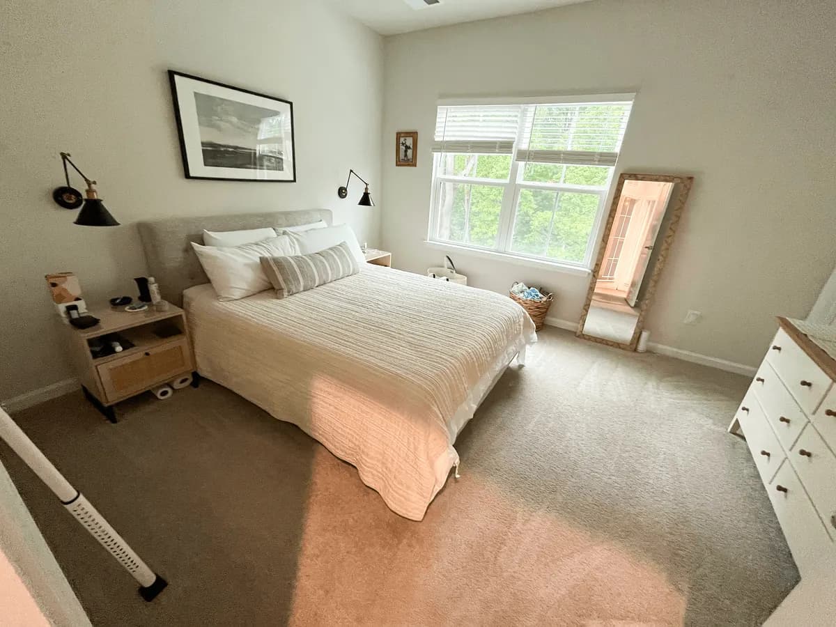 Clean and tidy room.
