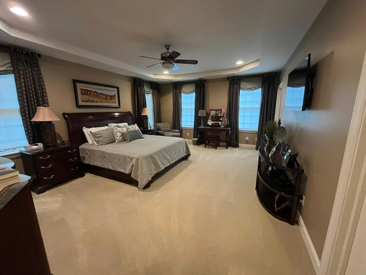 Clean and tidy room.