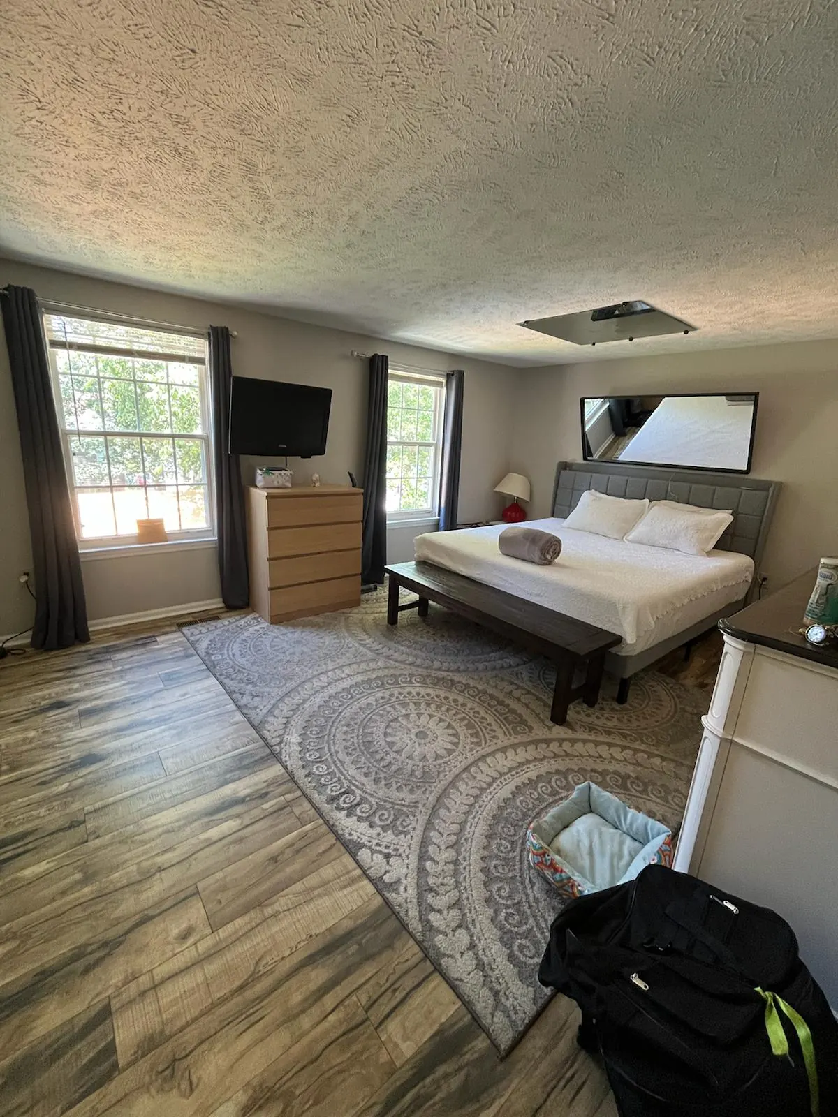 Clean and tidy room.