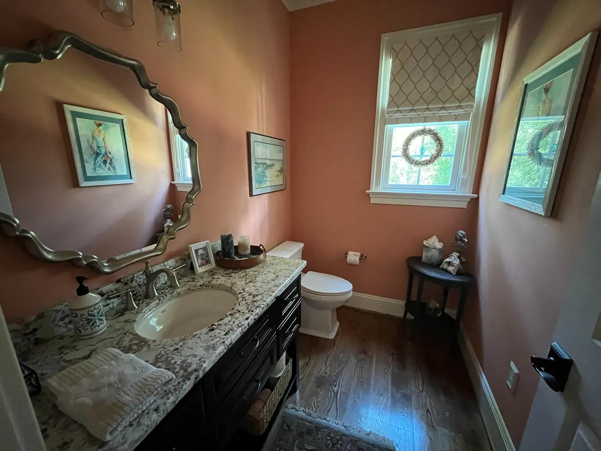 Clean and tidy bathroom.
